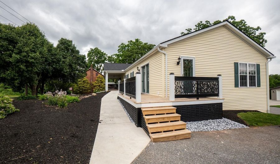 304 CRYSTAL CREEK Xing, Abbottstown, PA 17301 - 3 Beds, 2 Bath