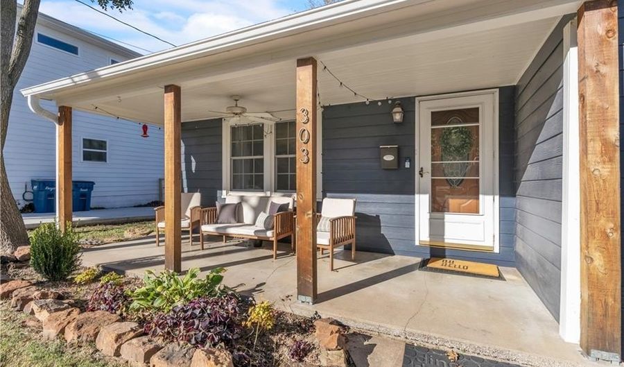 303 SE Henry St, Bentonville, AR 72712 - 2 Beds, 1 Bath