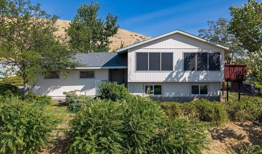 73805 N Demoss Rd, Benton City, WA 99320 - 3 Beds, 3 Bath