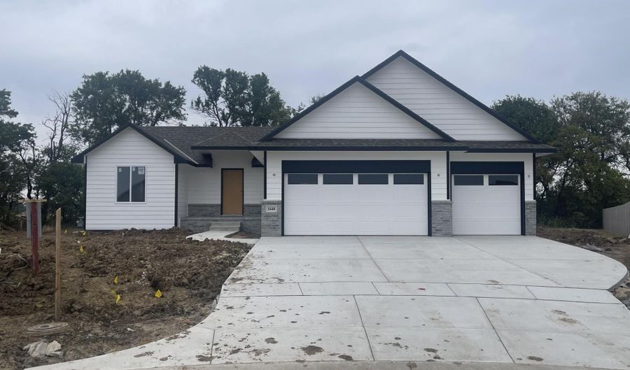 1640 N Wildflower Ct, Andover, KS 67002 - 3 Beds, 2 Bath