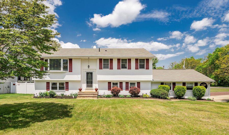 570 Forest Hills Pkwy, Bayville, NJ 08721 - 4 Beds, 3 Bath