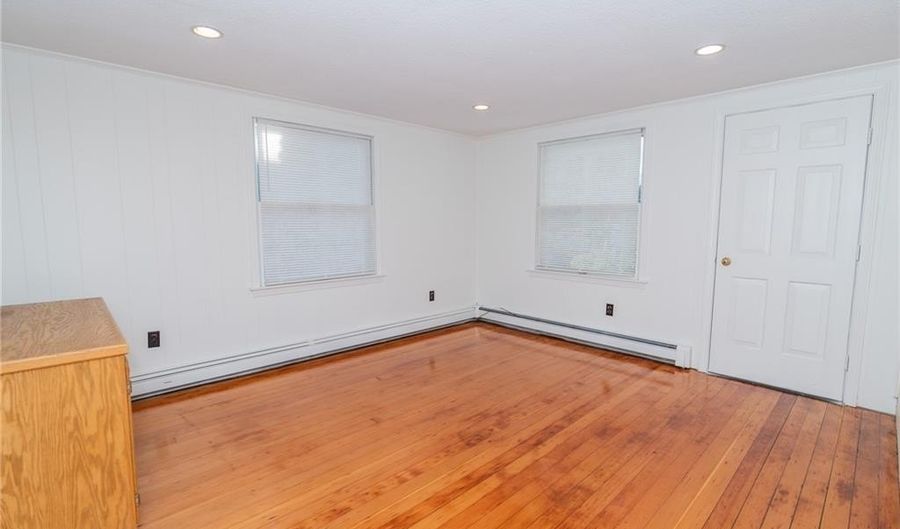 137 Kingstown Rd, Narragansett, RI 02882 - 2 Beds, 1 Bath