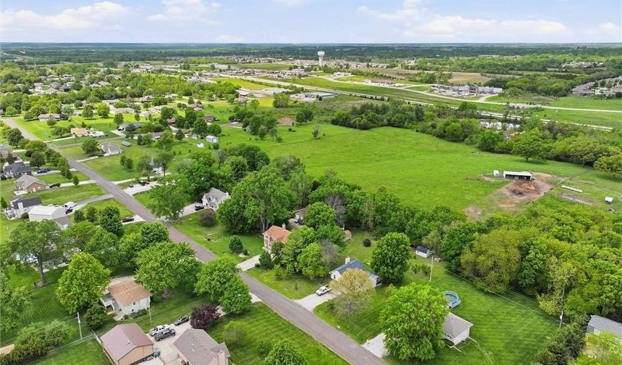 15120 Briarwood Dr, Basehor, KS 66007 - 3 Beds, 3 Bath