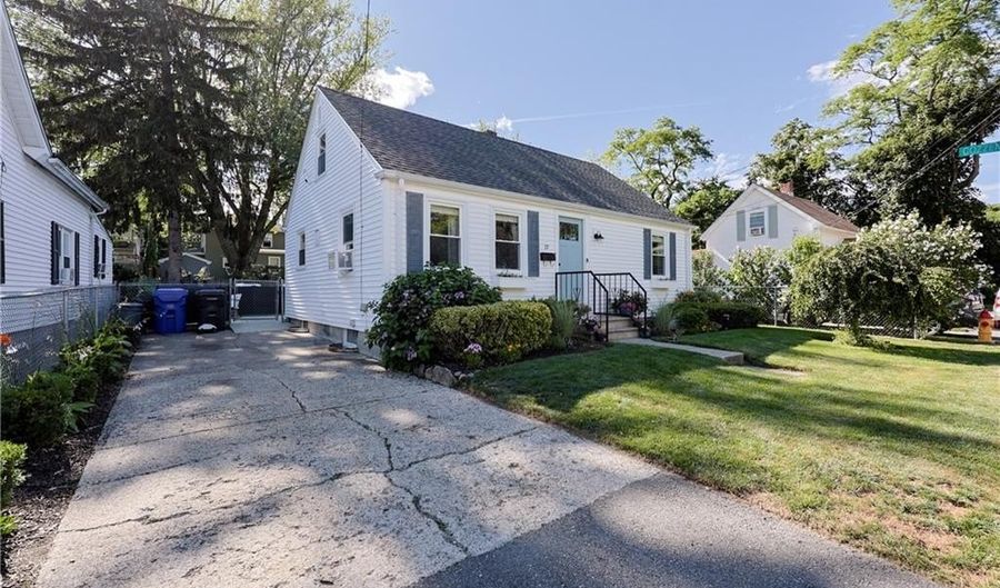 33 Providence Ave, East Providence, RI 02915 - 3 Beds, 1 Bath
