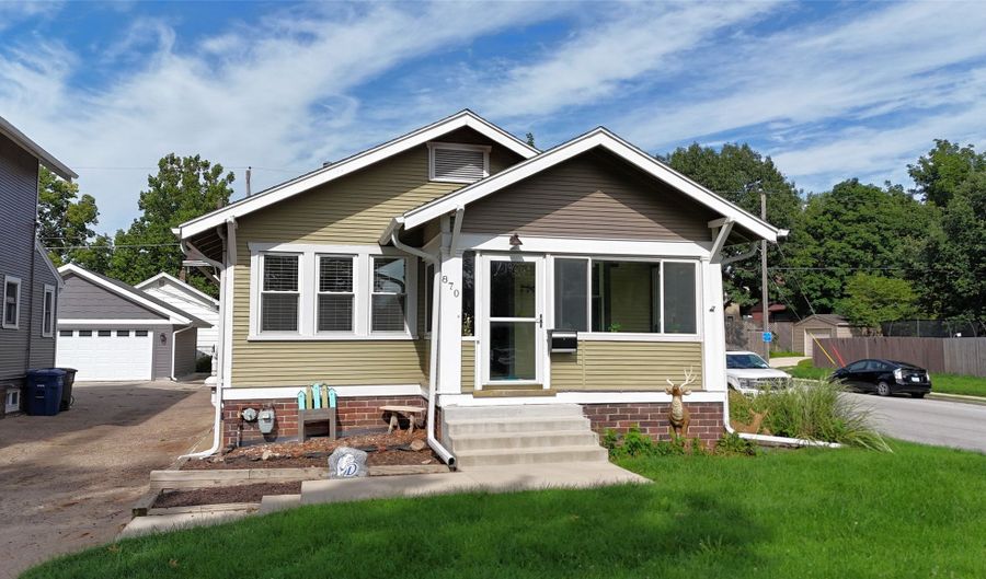 870 39th St, Des Moines, IA 50312 - 2 Beds, 2 Bath
