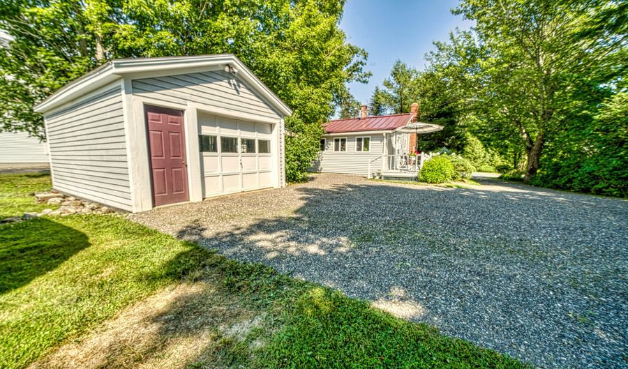 42 Swan Lake Ave, Belfast, ME 04915 - 3 Beds, 1 Bath