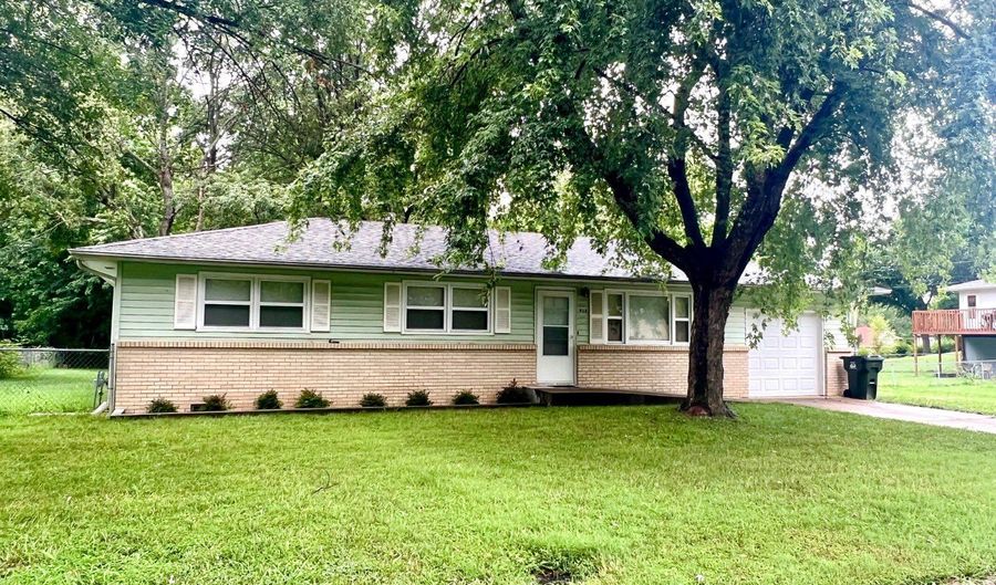 923 Rosemary St, Aurora, MO 65605 - 3 Beds, 1 Bath