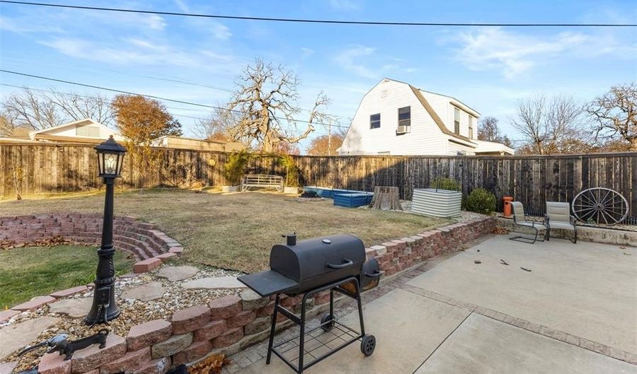 722 E 18th St, Ada, OK 74820 - 4 Beds, 3 Bath