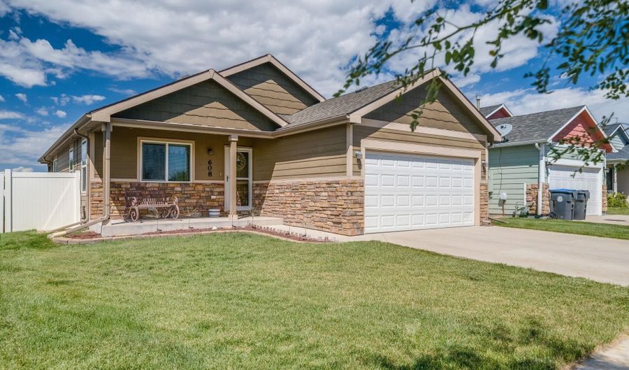 608 TAGGART Dr, Cheyenne, WY 82007 - 4 Beds, 3 Bath