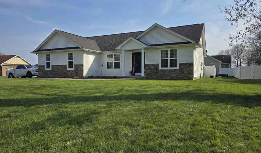 101 TWIN LAKES Rd, Carterville, IL 62918 - 3 Beds, 2 Bath