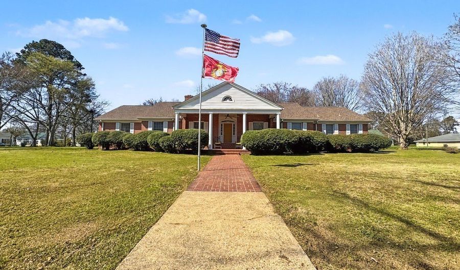 220 4th St SE, Aliceville, AL 35442 - 3 Beds, 3 Bath