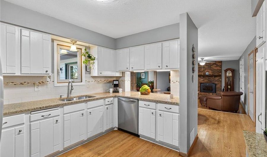 15716 Hayes Trl, Apple Valley, MN 55124 - 5 Beds, 3 Bath