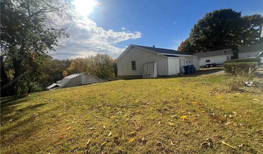 2943 NE Walnut Rd, Avondale, MO 64117 - 2 Beds, 2 Bath