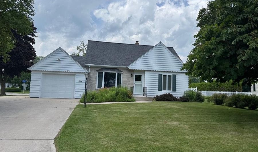 305 Lakeview Dr, Algoma, WI 54201 - 3 Beds, 1 Bath