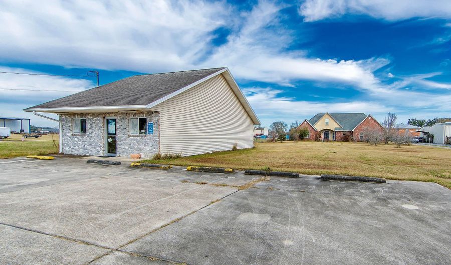 3495 Hwy 182, Berwick, LA 70342 - 4 Beds, 4 Bath