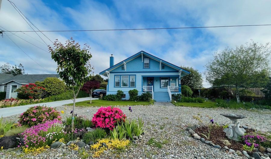 830 DIVISION St SE, Bandon, OR 97411 - 3 Beds, 3 Bath