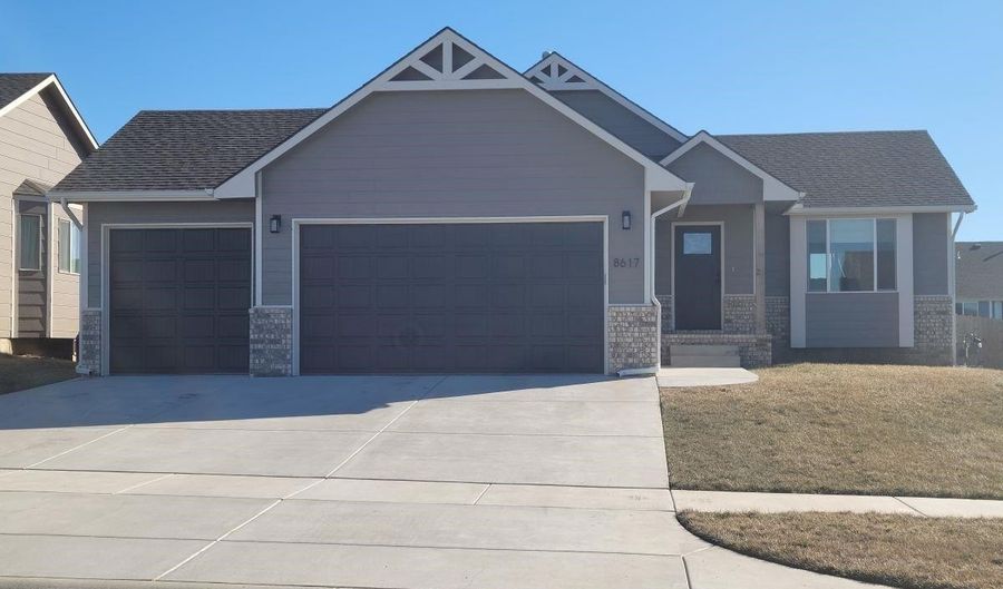 8617 E Chris St, Bel Aire, KS 67226 - 5 Beds, 3 Bath