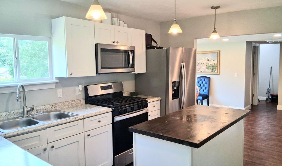 129 W Cline St, Aurora, MO 65605 - 2 Beds, 2 Bath