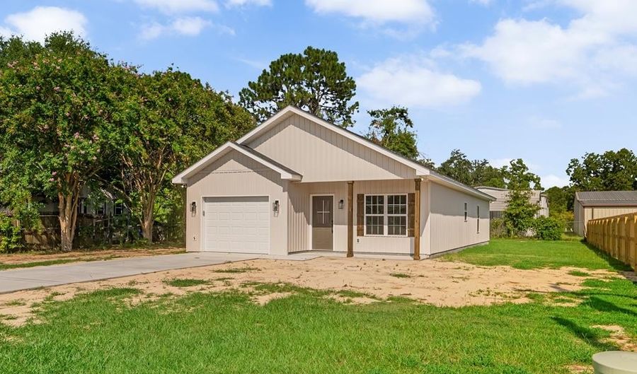 260 CENTRAL St, Baxley, GA 31513 - 3 Beds, 2 Bath