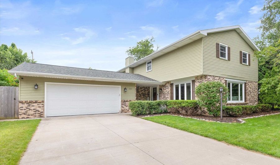 3207 CRESTVIEW Dr, Appleton, WI 54915 - 4 Beds, 3 Bath