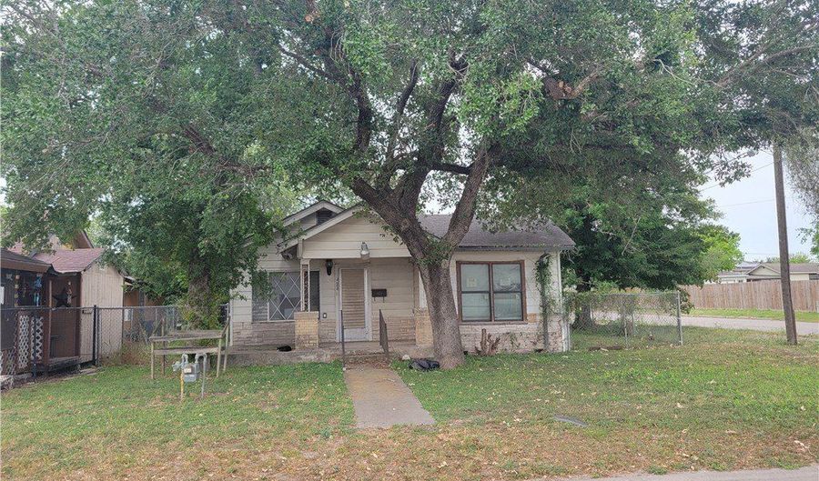 424 S Aransas St, Alice, TX 78332 - 2 Beds, 2 Bath