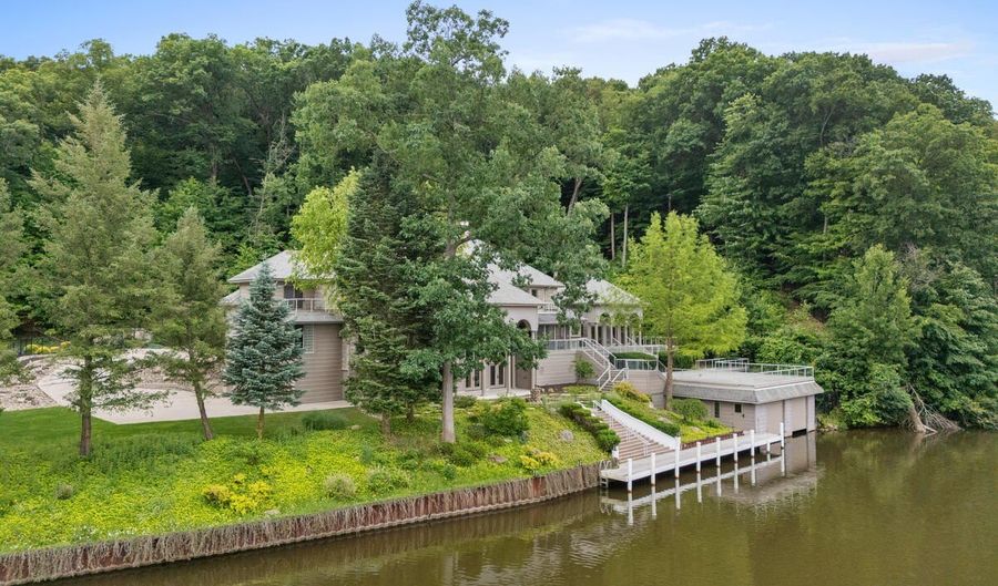 7635 Sandy Hollow Dr SE, Alto, MI 49302 - 5 Beds, 8 Bath