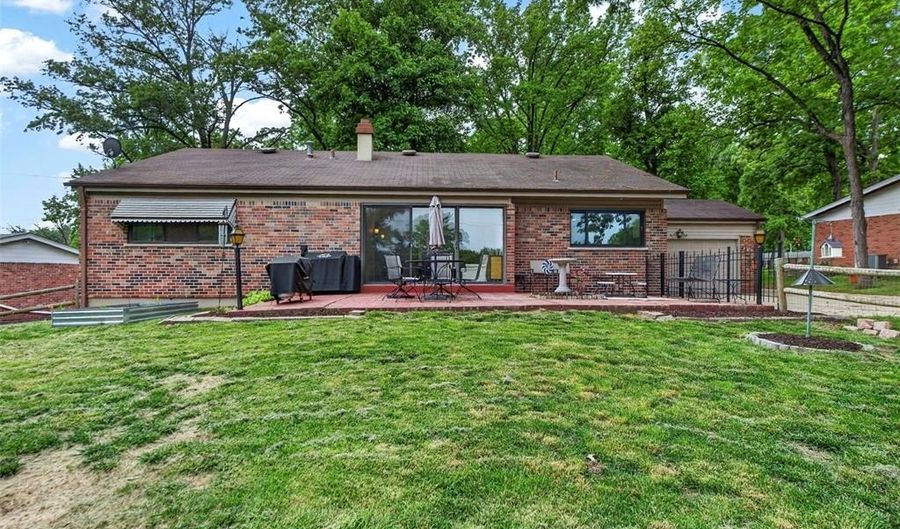404 Oakmont Cir, Ballwin, MO 63011 - 4 Beds, 3 Bath