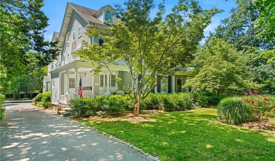 141 Narragansett Ave 2C, Newport, RI 02840 - 2 Beds, 2 Bath