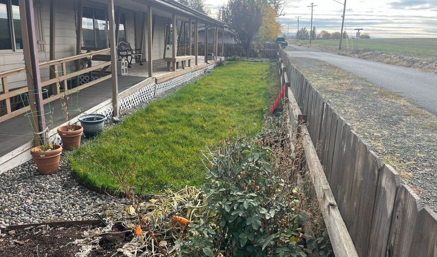 355 W WASHINGTON St, Athena, OR 97813 - 3 Beds, 2 Bath