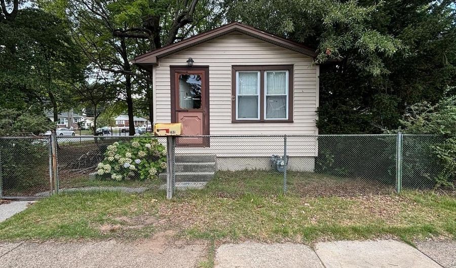 202 MOHICAN St, Essington, PA 19029 - 2 Beds, 1 Bath