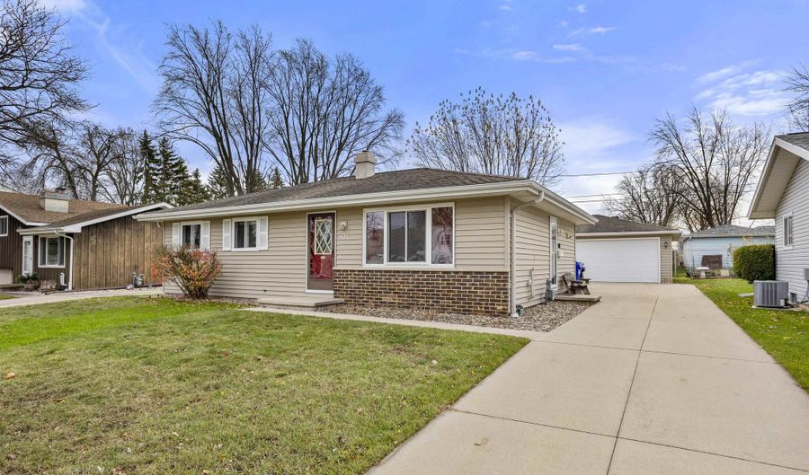 521 E HARDING Dr, Appleton, WI 54915 - 3 Beds, 2 Bath