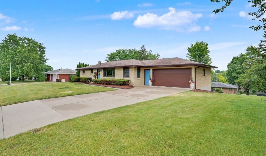 2416 Maplewood Dr, Asbury, IA 52002 - 4 Beds, 3 Bath
