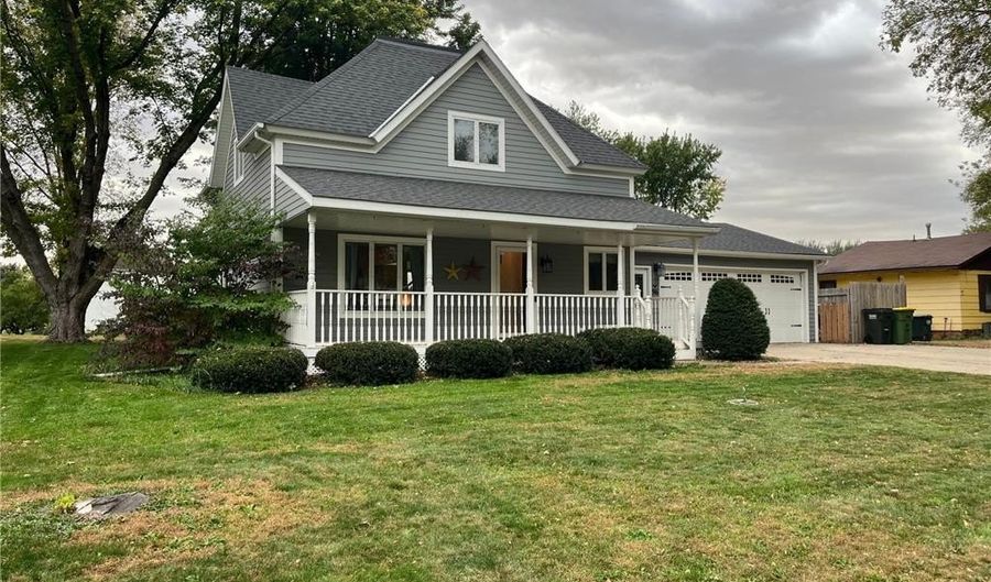 96 E Park St, Cottonwood, MN 56229 - 3 Beds, 3 Bath