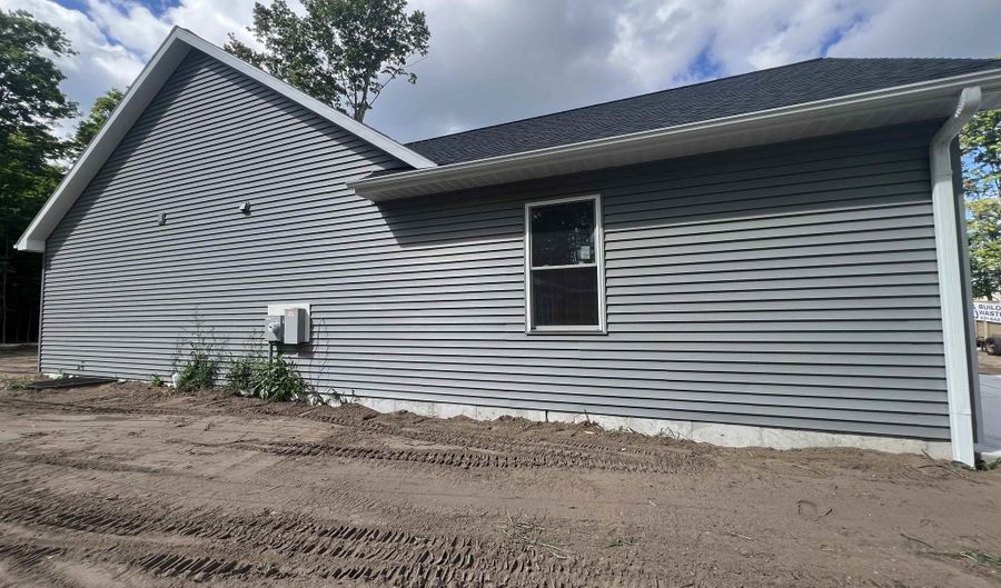 5669 Chokeberry Ln, Grawn, MI 49637 - 4 Beds, 3 Bath