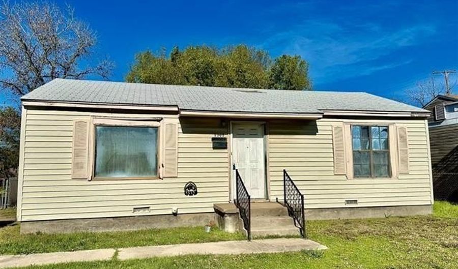 1305 7th Ave NW, Ardmore, OK 73401 - 3 Beds, 2 Bath