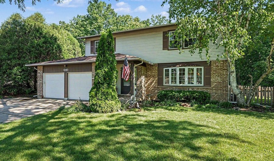 640 Clearview Ct, Algonquin, IL 60102 - 4 Beds, 4 Bath