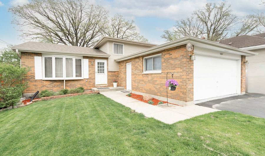 16021 Forest Ave, Oak Forest, IL 60452 - 3 Beds, 2 Bath