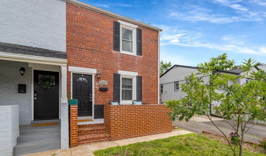2139 S OXFORD St, Arlington, VA 22204 - 3 Beds, 2 Bath