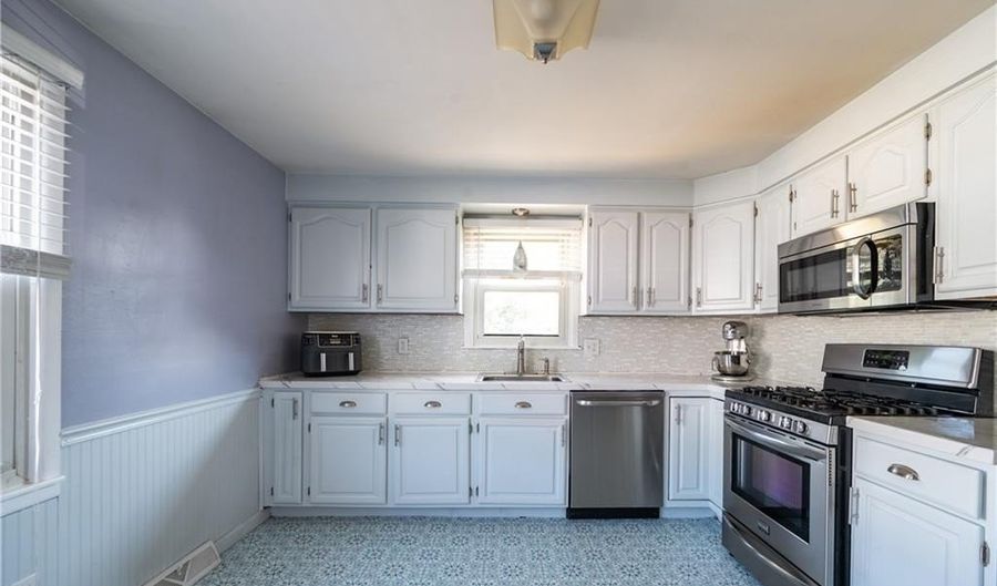 34 Dearborn Dr, East Providence, RI 02915 - 3 Beds, 2 Bath