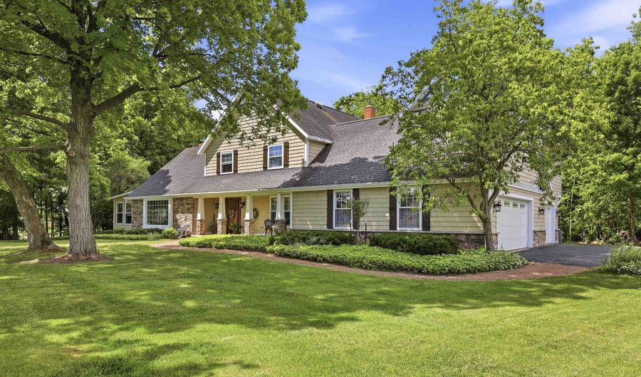 W2530 BROOKHAVEN Drive, Appleton, WI 54915 - 4 Beds, 5 Bath