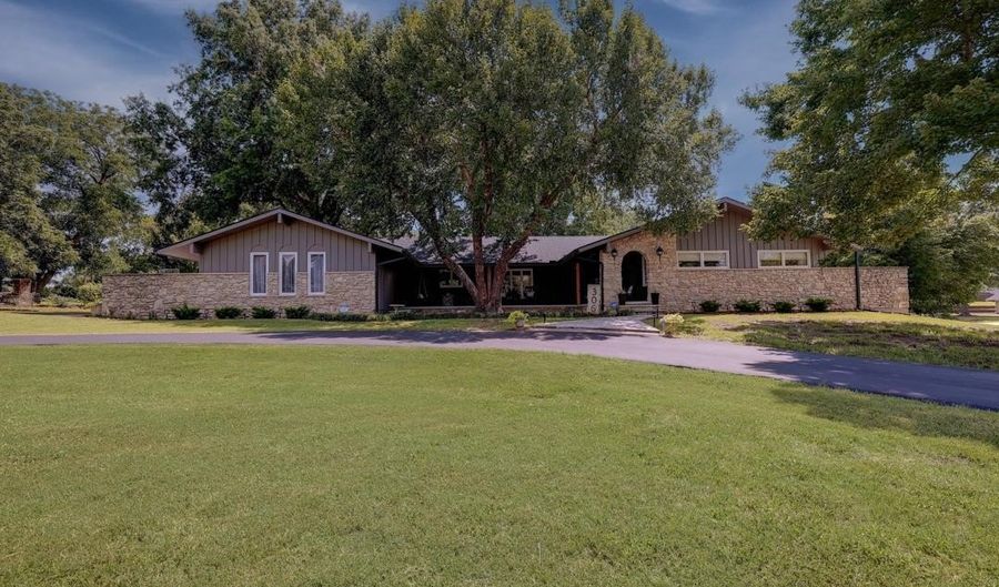 306 S Centennial, Arkansas City, KS 67005 - 4 Beds, 4 Bath
