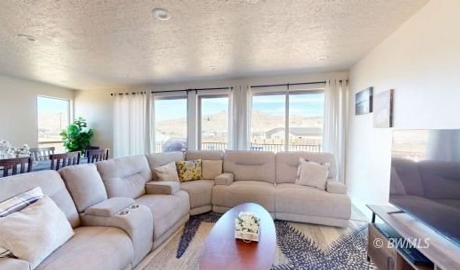 1040 S Independence, Big Water, UT 84741 - 3 Beds, 2 Bath
