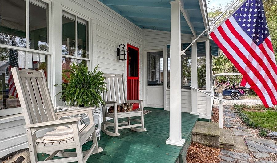 110 17th St, Apalachicola, FL 32320 - 3 Beds, 2 Bath