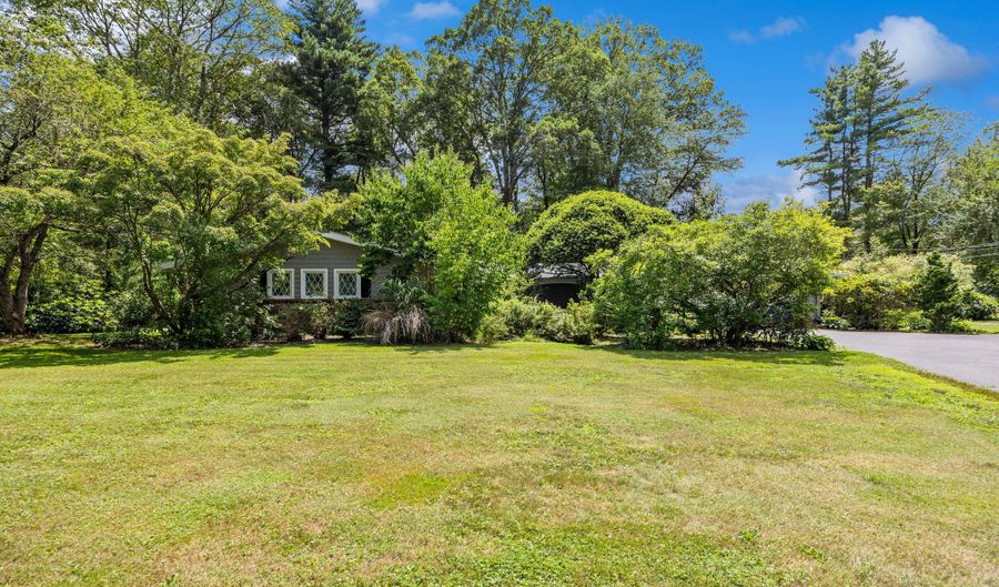 109 Country Club Rd, Avon, CT 06001 - 5 Beds, 3 Bath