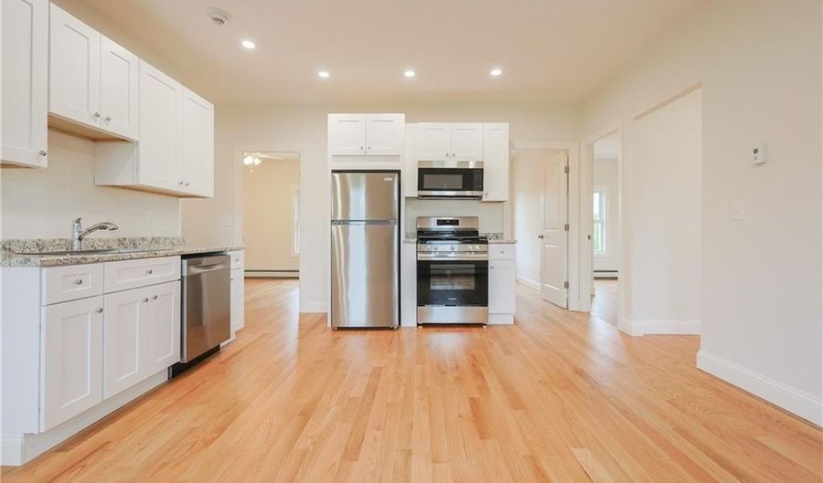 529 Wood St 4th Floor St 4, Bristol, RI 02809 - 3 Beds, 1 Bath
