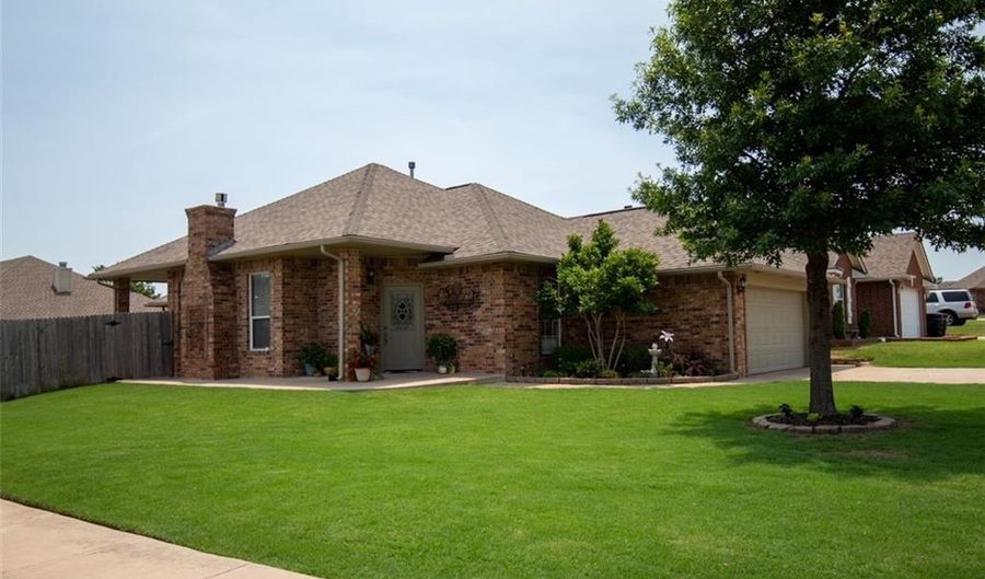 900 SW 39th St, Moore, OK 73160 - 3 Beds, 2 Bath
