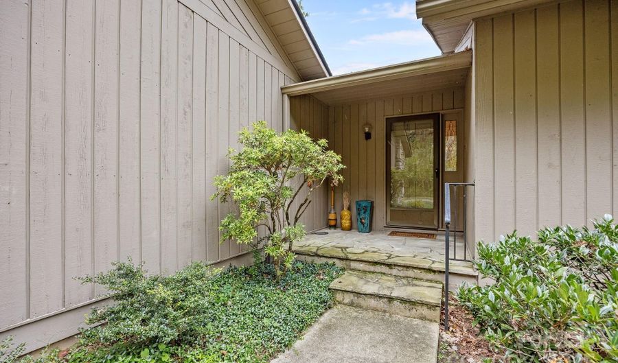 68 Stony Rdg, Asheville, NC 28804 - 3 Beds, 3 Bath