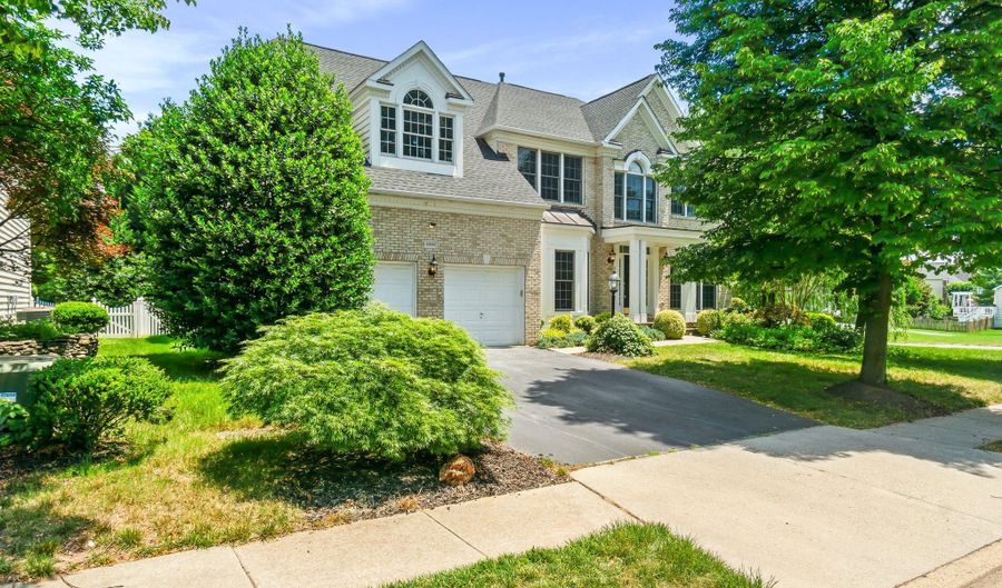 22804 PORTICO Pl, Brambleton, VA 20148 - 4 Beds, 5 Bath