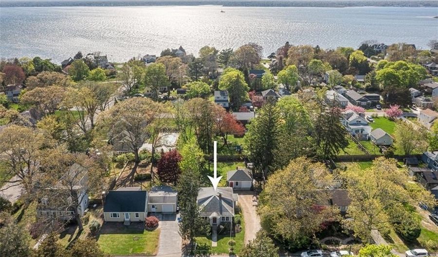 119 Alfred Drowne Rd, Barrington, RI 02806 - 2 Beds, 2 Bath