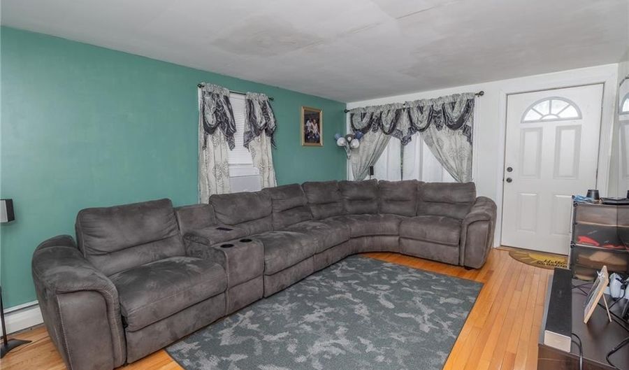 109 Fordson Ave, Cranston, RI 02910 - 3 Beds, 1 Bath